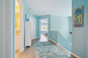 4 bedrooms, iron/ironing board, free WiFi, bed sheets - Beautiful home in Chautauqua community - linens, parking, washer Included (Lakeside Marblehead)