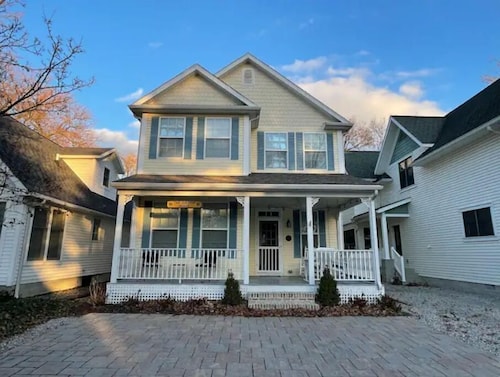 Beautiful home in Chautauqua community - linens, parking, washer Included
