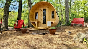 Una cabaña de madera en un bosque.