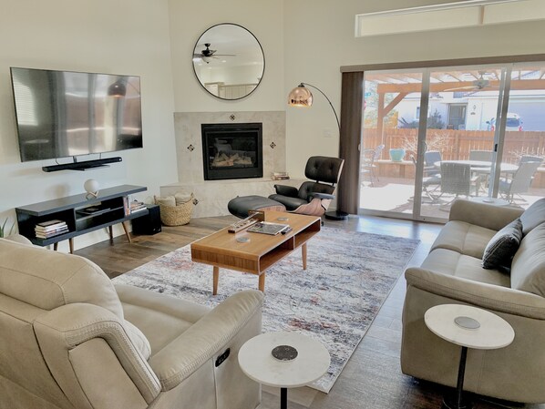 Smart TV, fireplace, books, stereo - The Desert Moon- A luxurious retreat w/ amazing patio, shuffleboard, EV charger (Fruita)