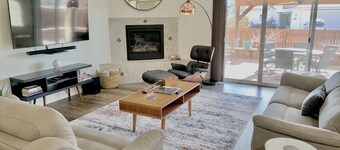 The Desert Moon- A luxurious retreat w/ amazing patio, shuffleboard, EV charger