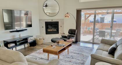 The Desert Moon- A luxurious retreat w/ amazing patio, shuffleboard, EV charger