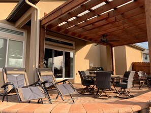Outdoor dining - The Desert Moon- A luxurious retreat w/ amazing patio, shuffleboard, EV charger (Fruita)