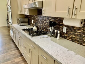 Fridge, microwave, oven, stovetop - The Desert Moon- A luxurious retreat w/ amazing patio, shuffleboard, EV charger (Fruita)