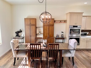 Dining - The Desert Moon- A luxurious retreat w/ amazing patio, shuffleboard, EV charger (Fruita)