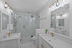 Combined shower/bathtub, hair dryer, towels