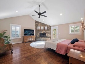 3 bedrooms, WiFi - The Lodge! Downtown Rochester's Retreat (Rochester)