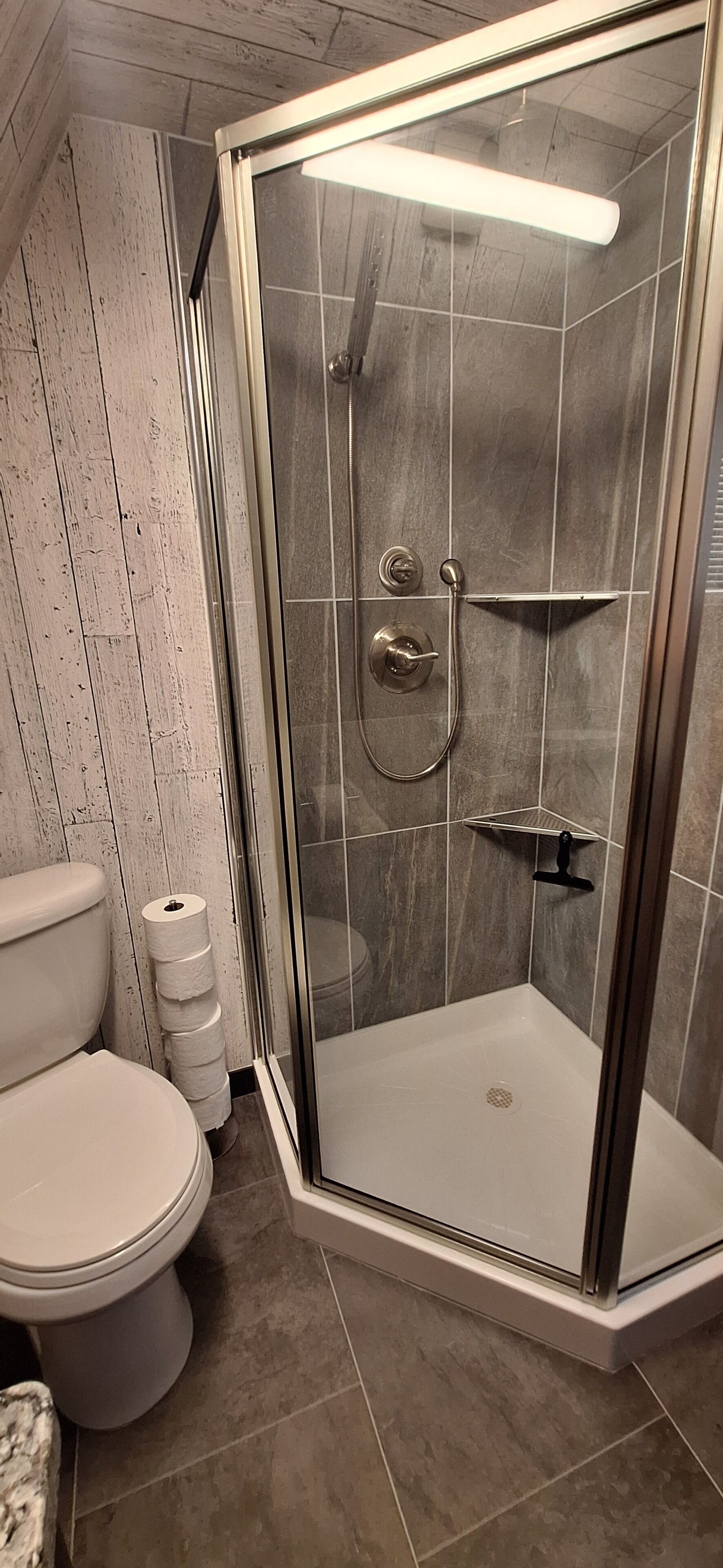Douche, sèche-cheveux, serviettes fournies, savon
