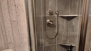 Douche, sĂšche-cheveux, serviettes fournies, savon