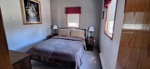 3 bedrooms, iron/ironing board, bed sheets