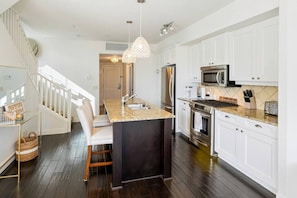 Réfrigérateur, four à micro-ondes, un four, surface de cuisson
