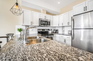 ثلاجة، ميكروويف، فرن، موقد طهي مسطح