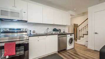 ثلاجة، ميكروويف، فرن، موقد طهي مسطح