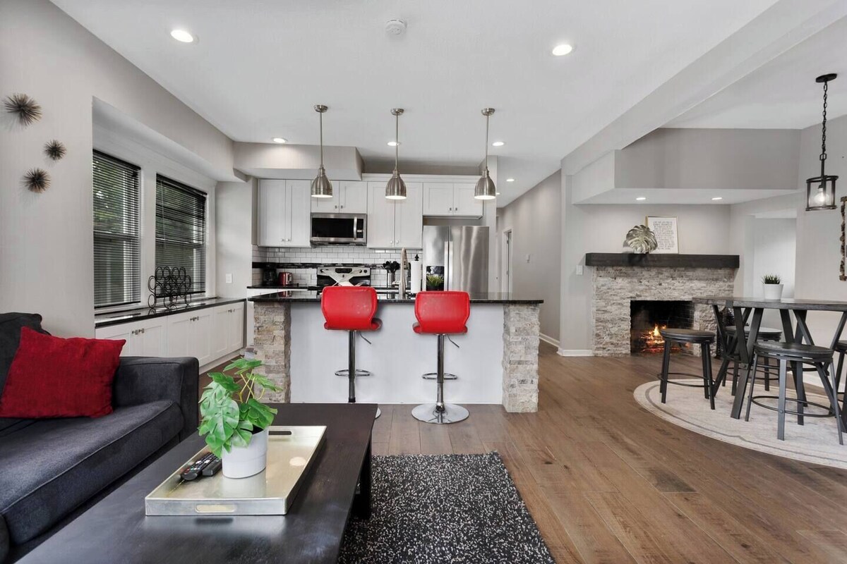 Spacious 5 Bedroom Duplex In Kansas City! 65/66