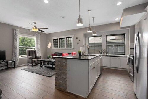 Spacious 5 Bedroom Duplex In Kansas City! 65/66