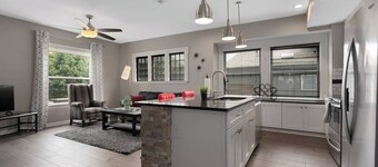 Spacious 5 Bedroom Duplex In Kansas City! 65/66