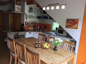 Réfrigérateur, micro-ondes, plaque de cuisson, lave-vaisselle