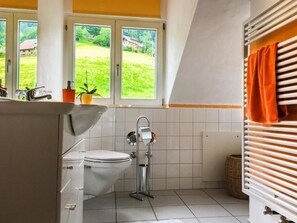 Douche, baignoire à remous, séchoir à cheveux, serviettes fournies