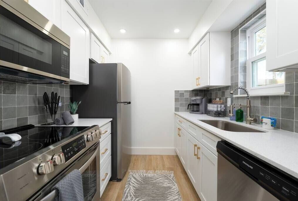 Kühlschrank, Mikrowelle, Ofen, Herdplatte