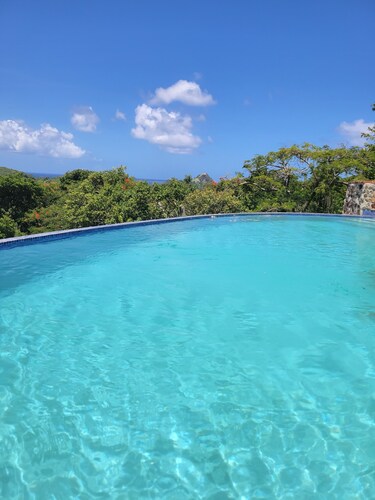 Zazen - Private pool with ocean views.