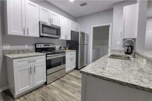 Apartment, 1 King Bed (The Dunes Apartment) | Private kitchen