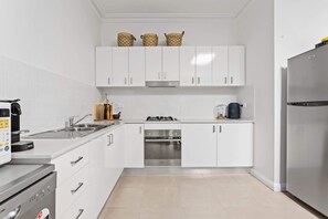 Jääkaappi, mikroaaltouuni, uuni, liesi