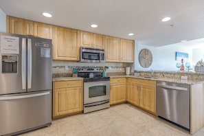 ثلاجة، ميكروويف، فرن، موقد طهي مسطح