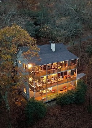 Exterior - Sky's The Limit - Snow tubing mins away, Mountain Views, game room, sleeps 14 (Sky Valley)