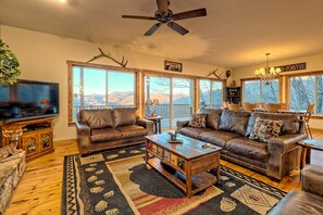 Smart TV, fireplace, video games, DVD player - Sky's The Limit - Snow tubing mins away, Mountain Views, game room, sleeps 14 (Sky Valley)
