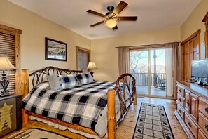 5 bedrooms, desk, iron/ironing board, travel crib - Sky's The Limit - Snow tubing mins away, Mountain Views, game room, sleeps 14 (Sky Valley)