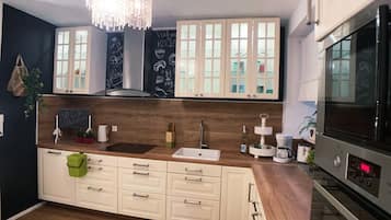 Fridge, microwave, stovetop, dishwasher