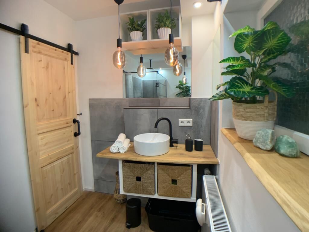 Suihku, hiustenkuivaaja, pyyhkeet, saippua