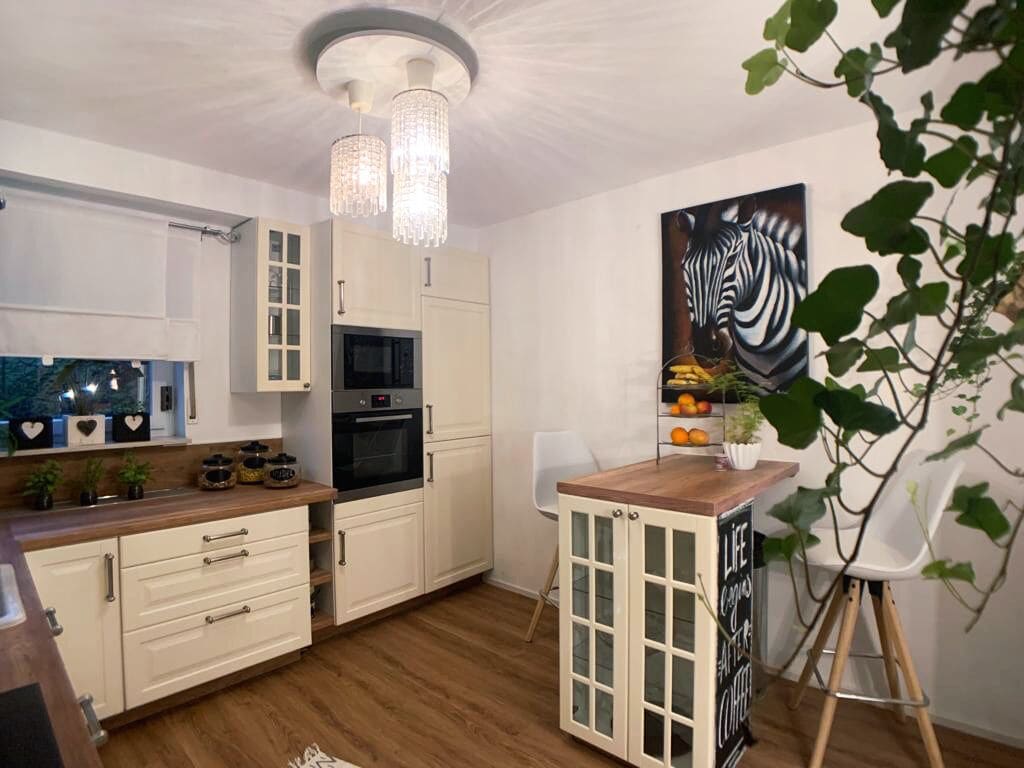 Kjøleskap, mikrobølgeovn, kokeplater og oppvaskmaskin