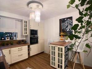 Kühlschrank, Mikrowelle, Herdplatte, Geschirrspüler