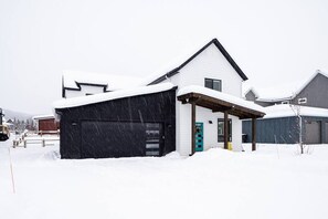 Exterior - Modern Mountain Escape - Hot Tub - Sleeps 10 (Big Sky)