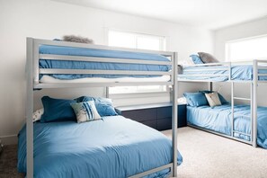 4 bedrooms, iron/ironing board, WiFi, bed sheets - Modern Mountain Escape - Hot Tub - Sleeps 10 (Big Sky)