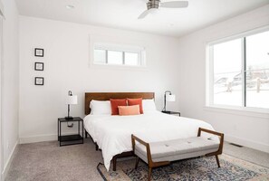 4 bedrooms, iron/ironing board, WiFi, bed sheets
