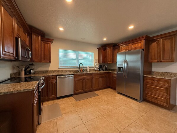 Refrigerador, microondas, horno y parrilla de estufa 