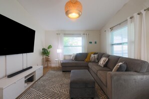 Een televisie, videogames en een stereo