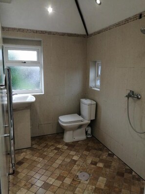 Shower - 3-Bed Cottage in Quiet & Green Wallington (Carshalton)
