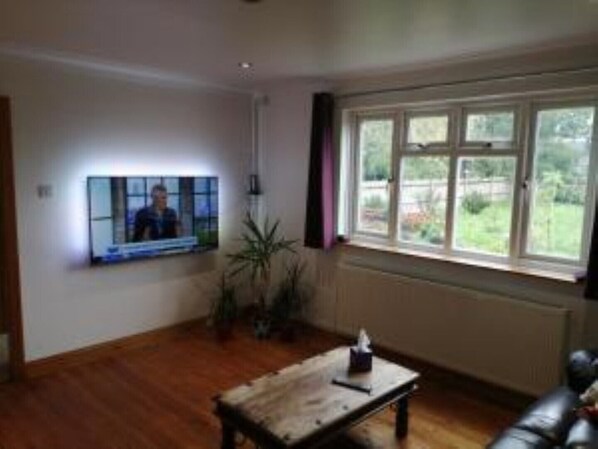 TV - 3-Bed Cottage in Quiet & Green Wallington (Carshalton)