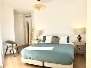 2 Schlafzimmer, Schreibtisch, Bügeleisen/Bügelbrett, Reisekinderbett