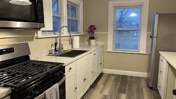 Geladeira, micro-ondas, fogão, cooktop