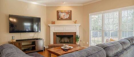 Televisión, chimenea, videojuegos y estéreo