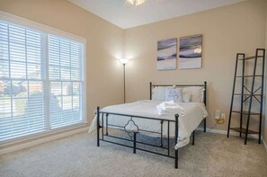 3 bedrooms, desk, iron/ironing board, WiFi