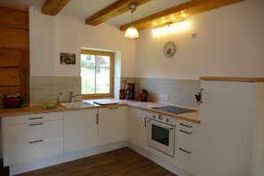 Køleskab, mikrobølgeovn, opvaskemaskine, brødrister