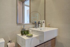 Shower, hair dryer - Luxurious 1BR New Apartment with view Burj Khalifa (Dubai)