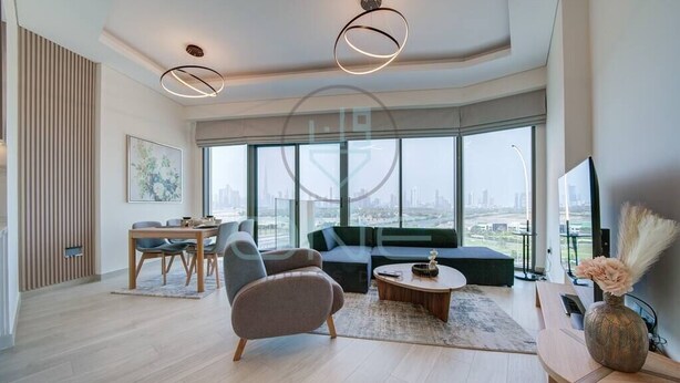 Un salon moderne avec un coin repas, de grandes fenêtres et une vue sur la ville.