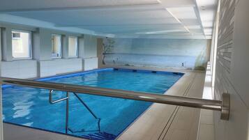 Una piscina techada, una piscina climatizada