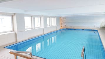 Una piscina techada, una piscina climatizada